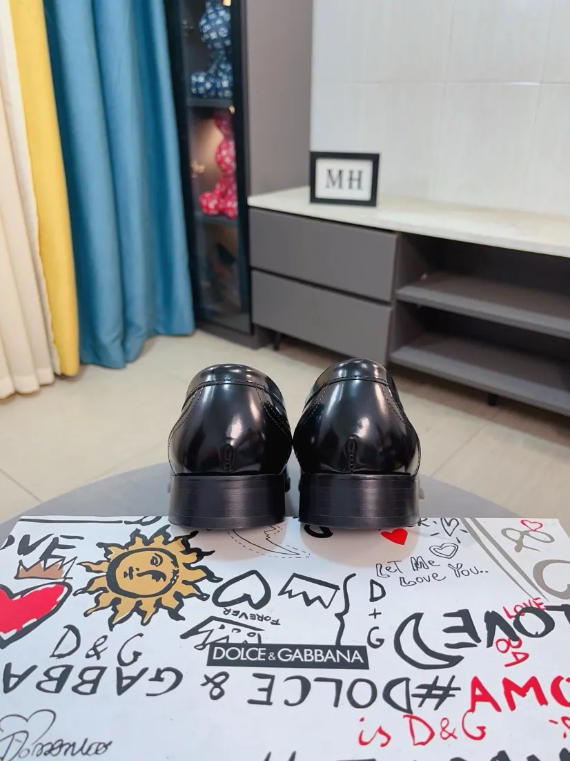 Men's shoes 💰540🌸🌸 [DG Dolce & Gabbana] High-end customized leather shoes. The upper is made of imported calf leather. Original hardware. I believe you will be impressed from the first time you see it. The avant-garde atmosphere can no longer fully interpret its elegance. AAA grade rubber outsole is super comfortable. The original cover last of the counter ensures its original version and quality. The upper is simple and the cowhide lining ensures its comfort and breathability. A pair of truly good shoes has its own unique soul, famous quality, and the first choice for successful people. Regular size 38-44 (45 customized)